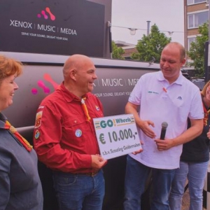 Cees Veldhuizen (vz GO!Wheels) reikt de cheque uit aan bestuursleden van Scouting ‘Graaf van Gelre’ (Helna Koning, Hans van den Heuvel en Magda de Meij)